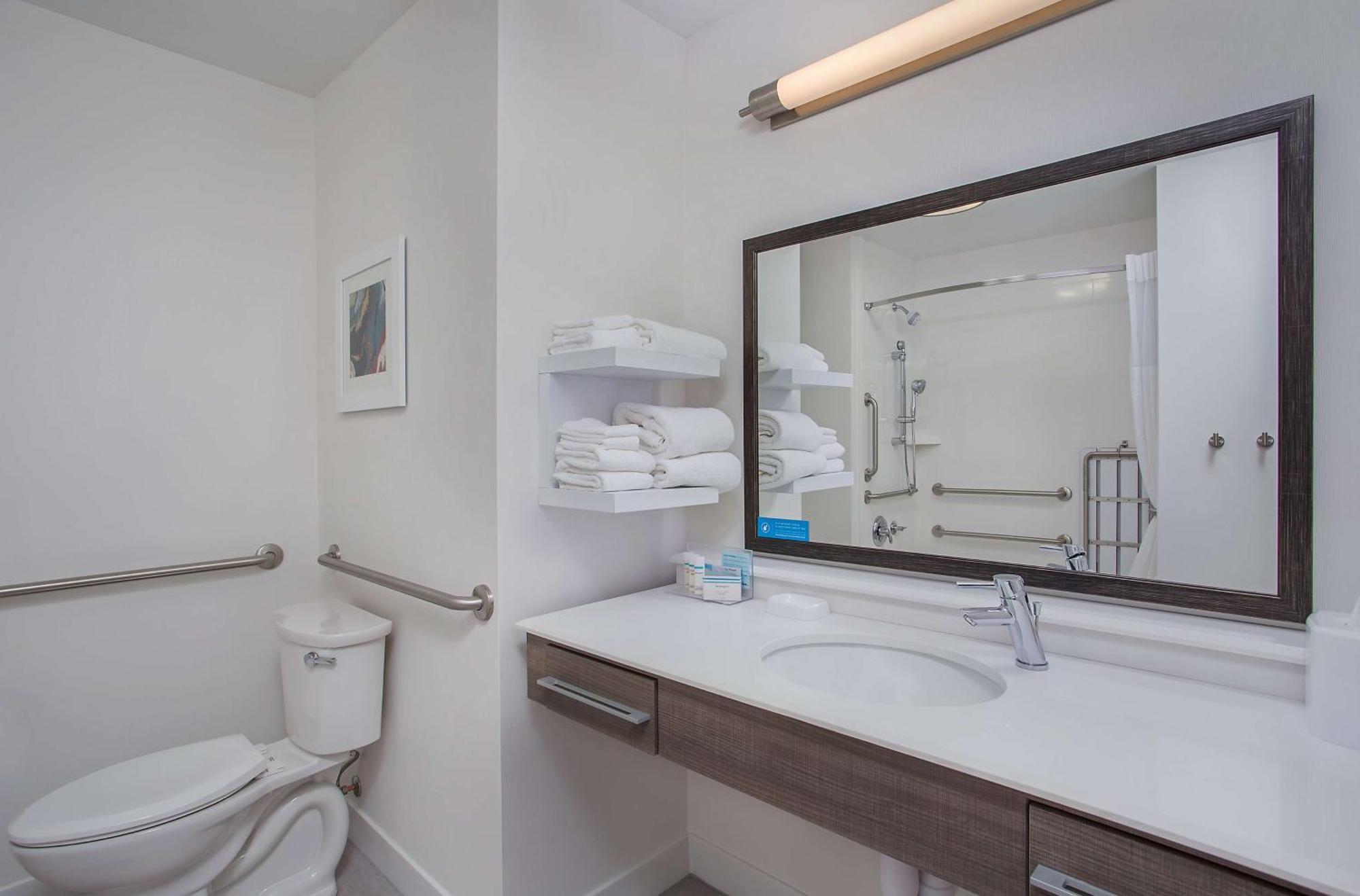 Hampton Inn Венсен Экстерьер фото