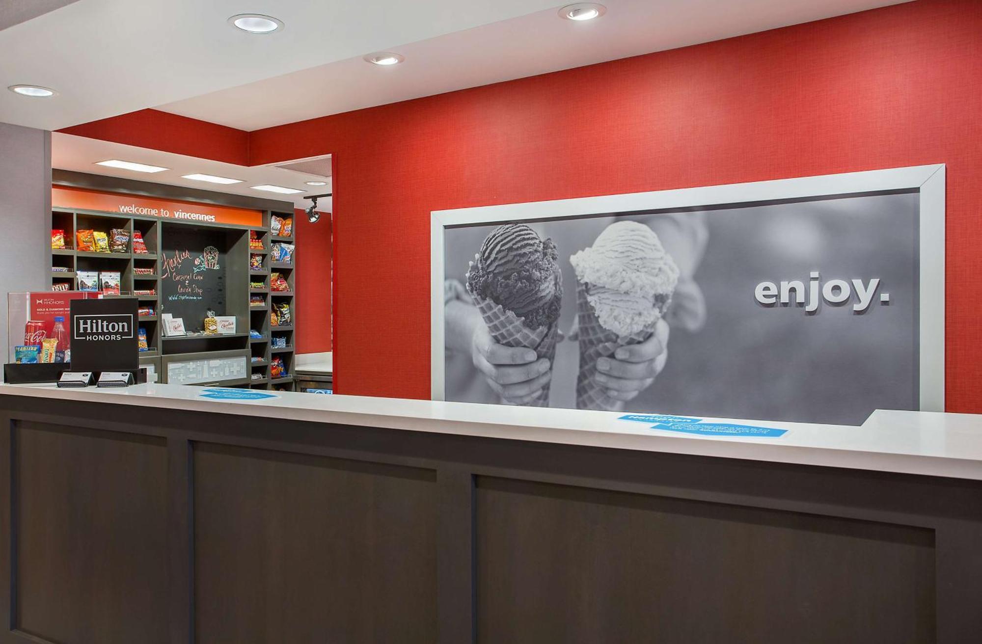 Hampton Inn Венсен Экстерьер фото
